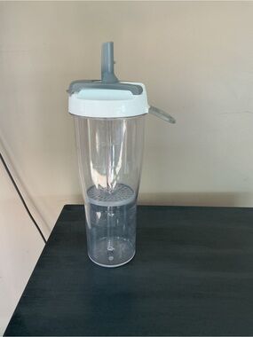Pampered Chef Infuser Water Bottle with White and Gray Lid